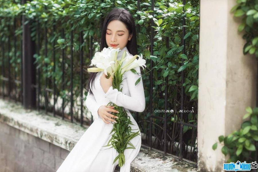 The "memorable" moment " by hot girl Thu Thuy in ao dai