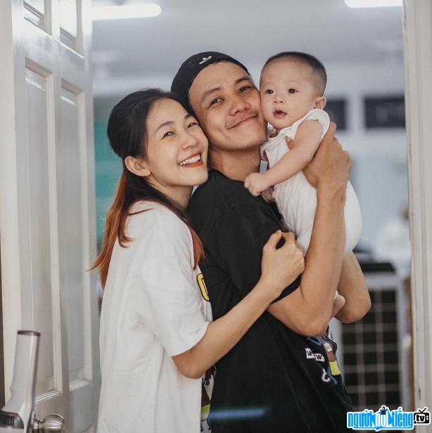  Picture of Dancer Tran Hoang Yen with a small family