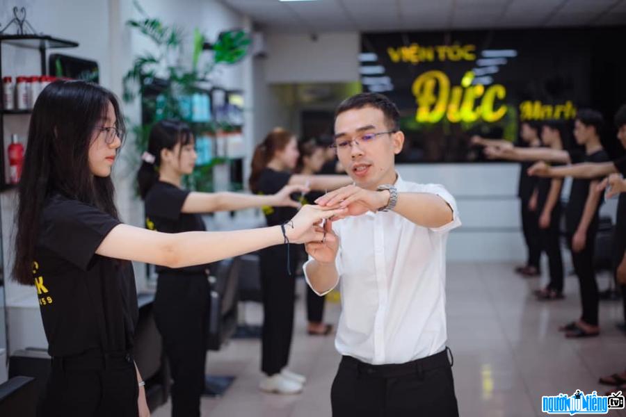 German hairstylist Mark enthusiastically guides students