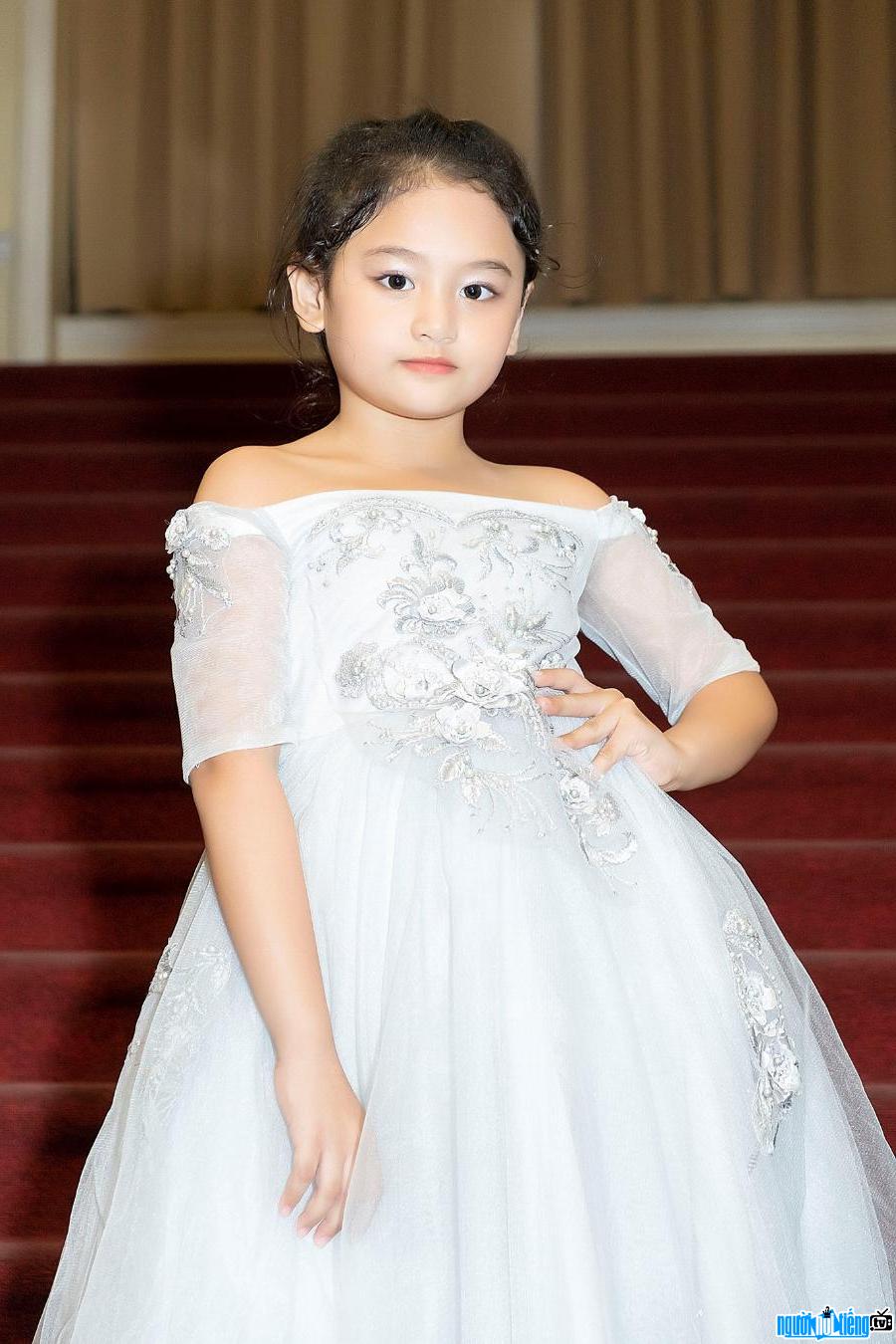  New photo of child actress Mona Bao Tien