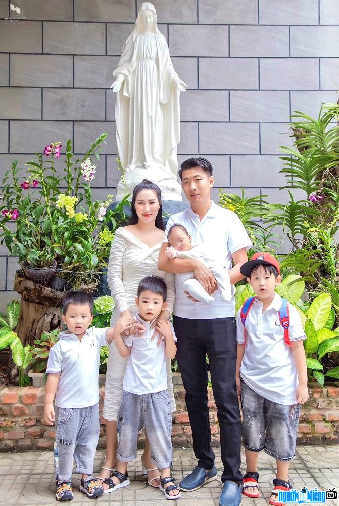 Gia đình hạnh phúc của CEO Hồng Khanh