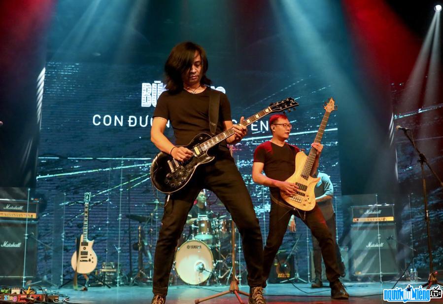  Image of guitarist Tran Tuan Hung is performing on stage