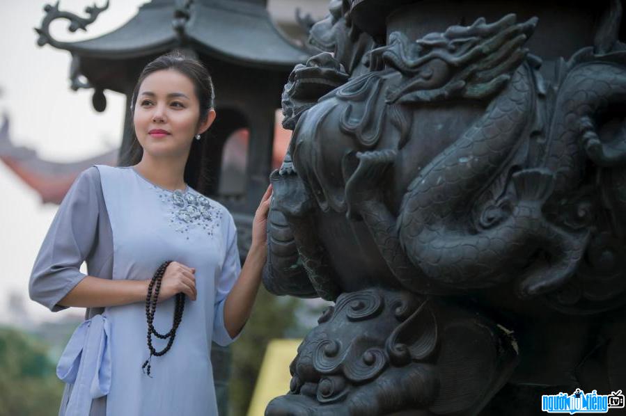  Singer Amy Le Anh's image is simple while walking Temple