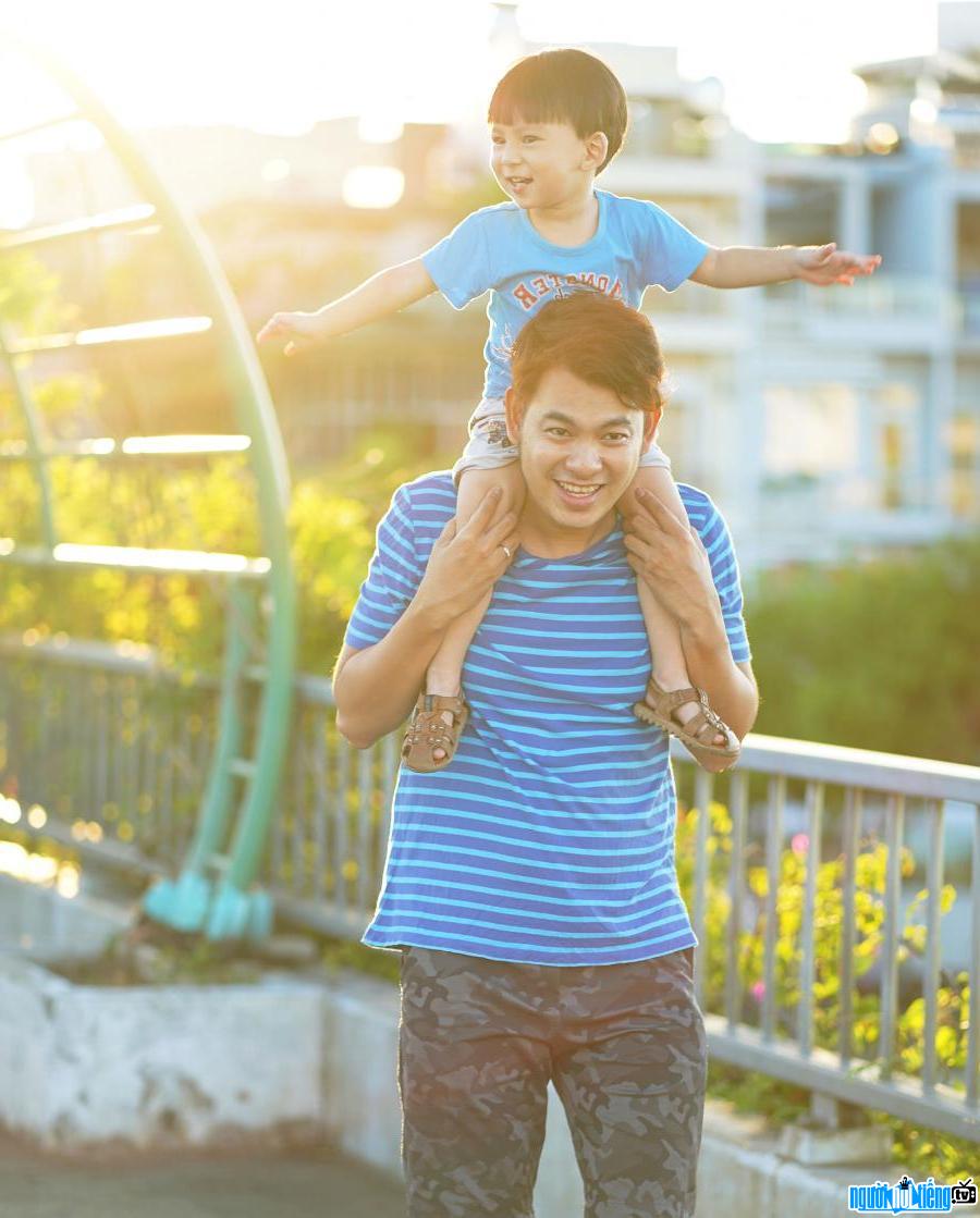 Hình ảnh diễn viên Đinh Mạnh Phúc đang chơi đùa cùng con trai