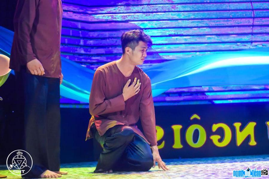  actor Tran Tri Trung on stage