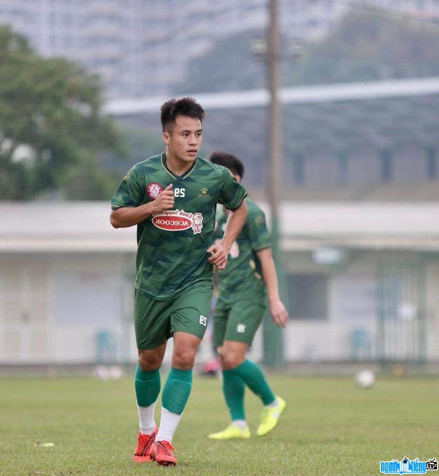  Nguyen Trong Long making efforts on the field