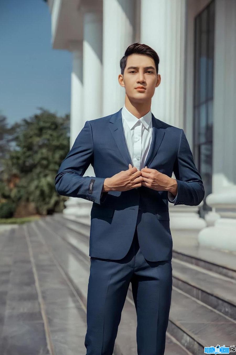  Anh Tu's handsome working schedule in a photo shoot