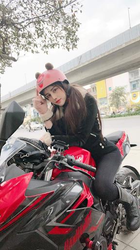 Hong Hanh is attractive and seductive next to a large displacement motorcycle