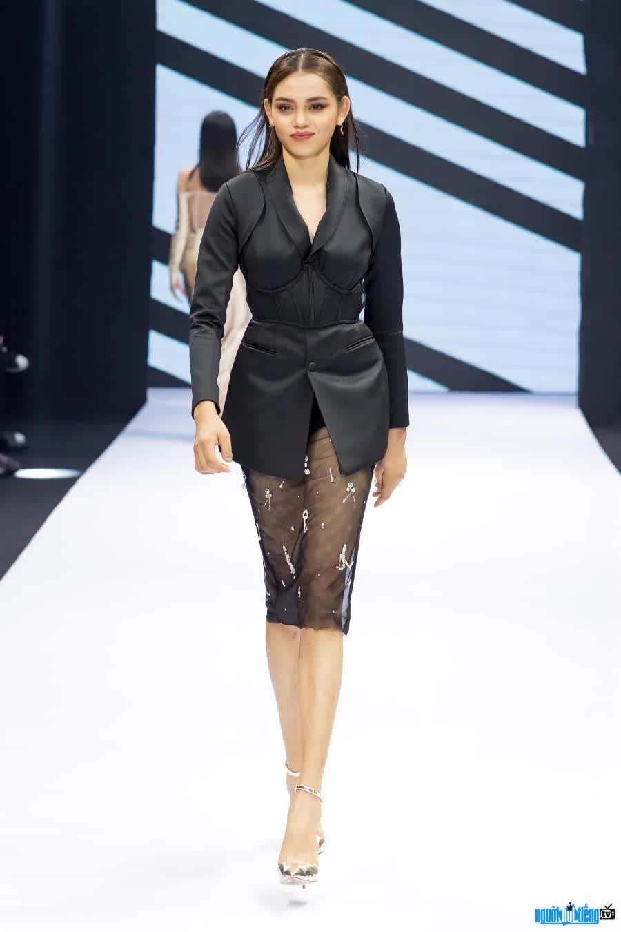 Picture of beautiful Dang Vuong Huyen Tran confidently strode on catwalk