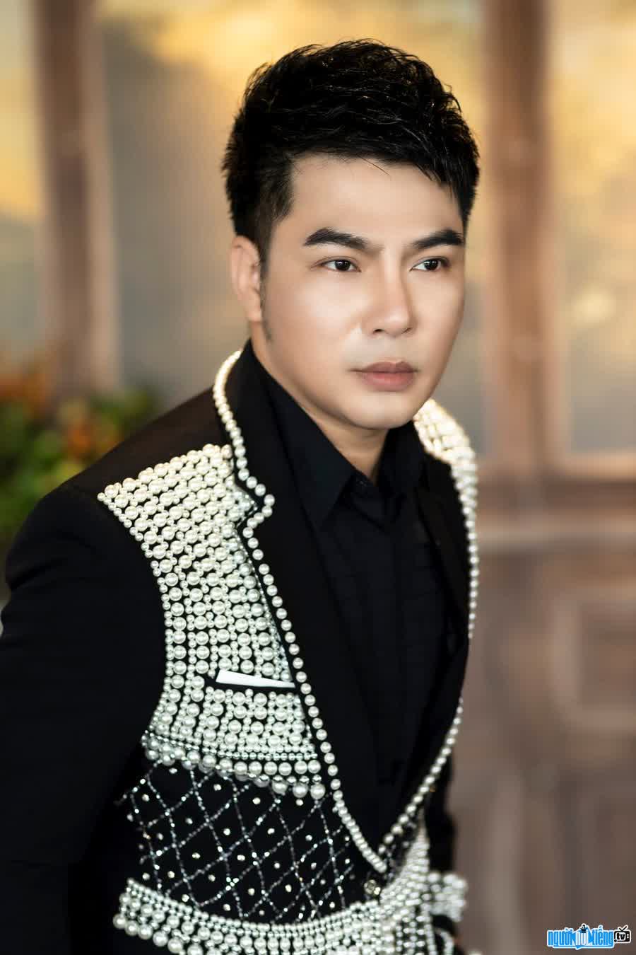 Latest image of singer Chau Tuan