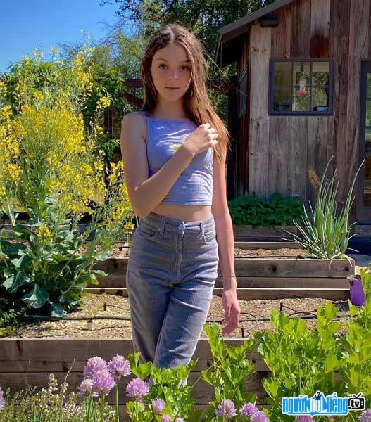 Cô bé Sarah bên vườn hoa