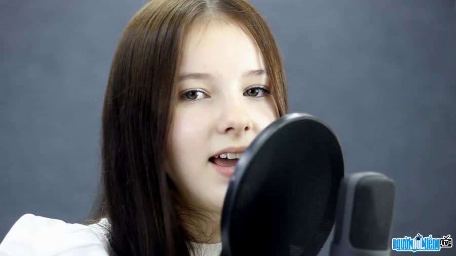 Daneliya Tuleshova hát trong phòng thu âm