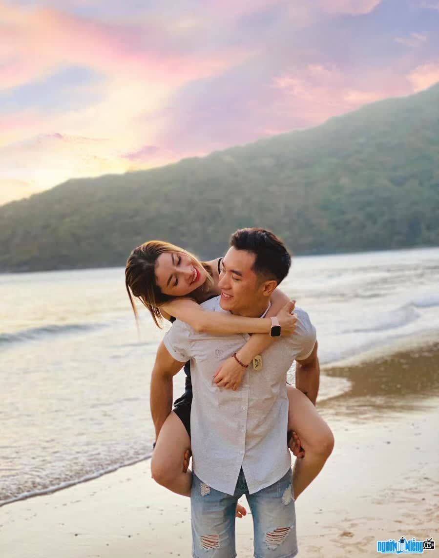 Photo of Lo Quang fitness trainer Thai is happy with his wife