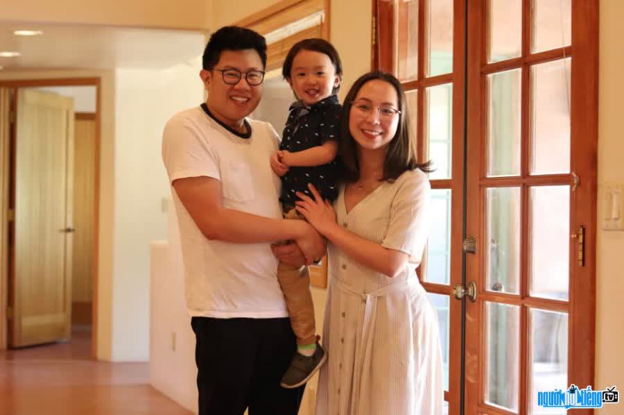 Hình ảnh Blogger Chi Nguyễn bên gia đình nhỏ