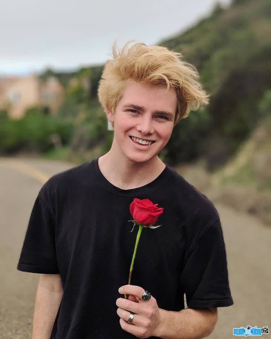 Alex Warren and a flower