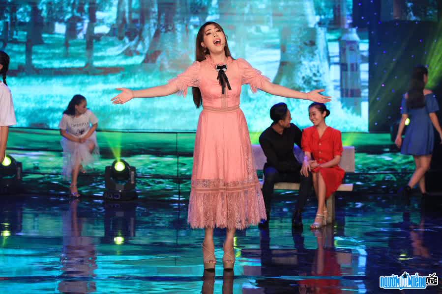 Picture of singer Tuyet Mai performing on stage