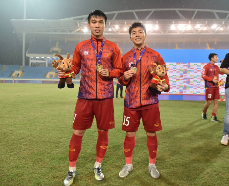 Cầu thủ Huỳnh Công Đến cùng đồng đội trong đêm Chung kết SEA Games 31 bộ môn bóng đá nam