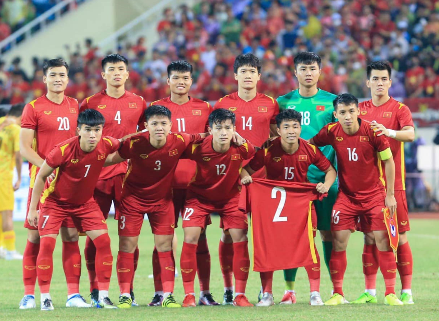 Picture of Player Phan Tuan Tai with other players. teammates in the 31st SEA Games final