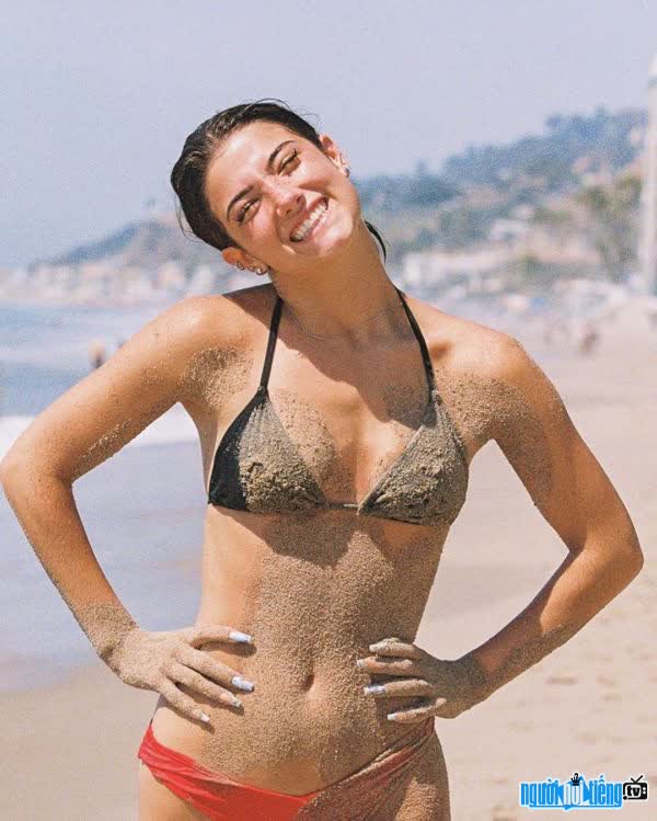 Charli D'Amelio sexy bên bộ Bikini dính đầy cát