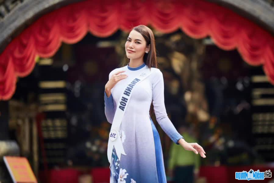Hình ảnh hotgirl Lê Hoàng Phương duyên dáng trong tà áo dài