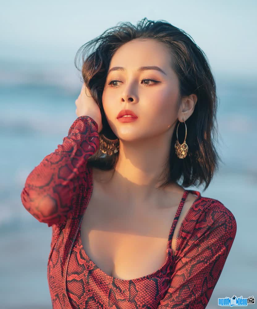 Close-up of the beautiful face of actress Bao Tien
