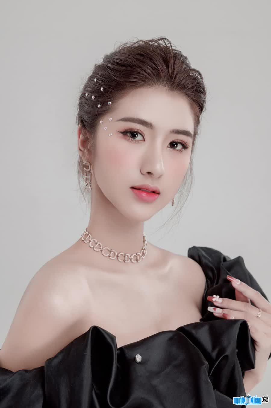 Streamer Vân Ruby là một trong những gương mặt xinh đẹp và tài năng trong làng livestream hiện nay. Với nhiều khả năng và kinh nghiệm trong livestreaming, bạn sẽ luôn hài lòng khi xem các đoạn stream của Vân Ruby.