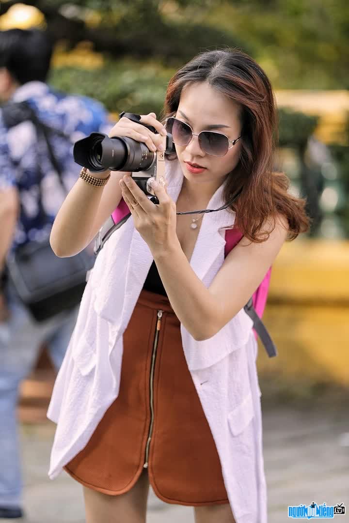 Photo of photographer Khanh Phan at work