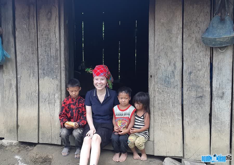  TikToker Vuong Ngoc Thao with babies on the village