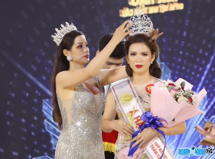 Image of businessman Dang Thi Huong receiving 3rd runner-up in Miss Vietnam 2022 contest