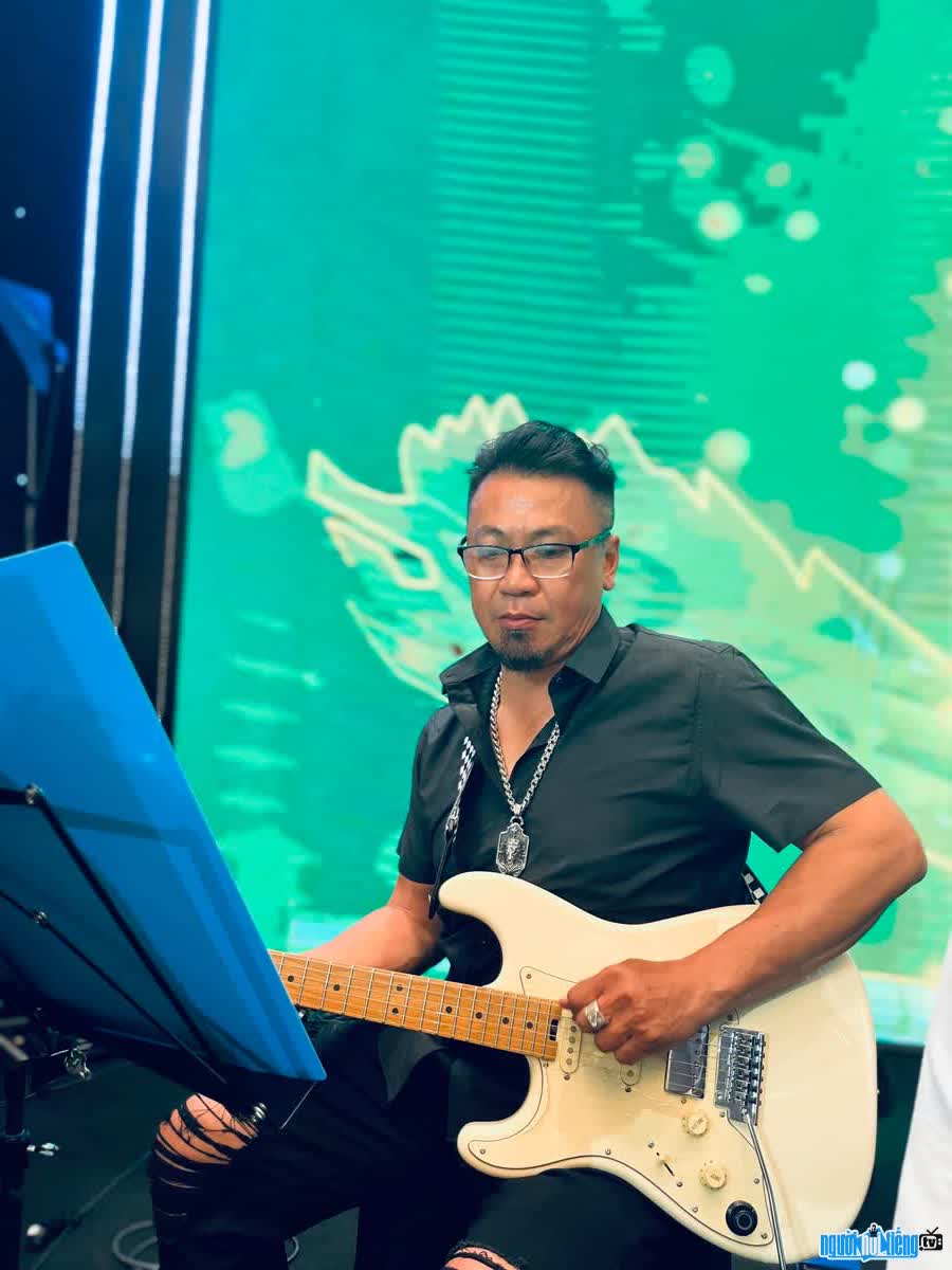 Hình ảnh Nghệ sĩ guitar Cao Minh Đức đang chơi nhạc trên sân khấu