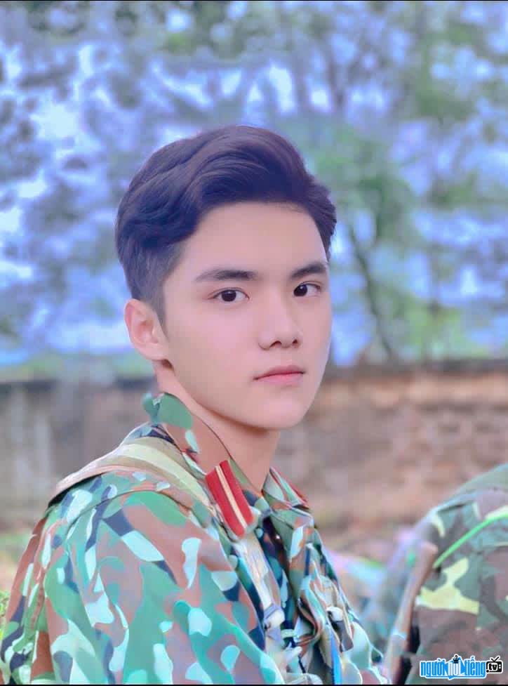 Hot boy Do Hoai Lam with a handsome image in a military uniform