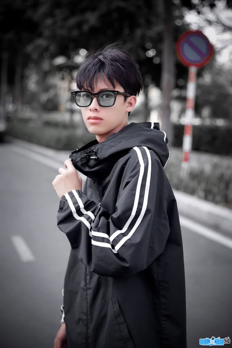 Phong Ka owns a bright face with a handsome masculine look