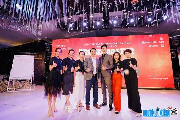 CEO Hoàng Quốc Hoàn (thứ 5 từ trái qua) có 9 năm kinh nghiệm trong ngành làm đẹp