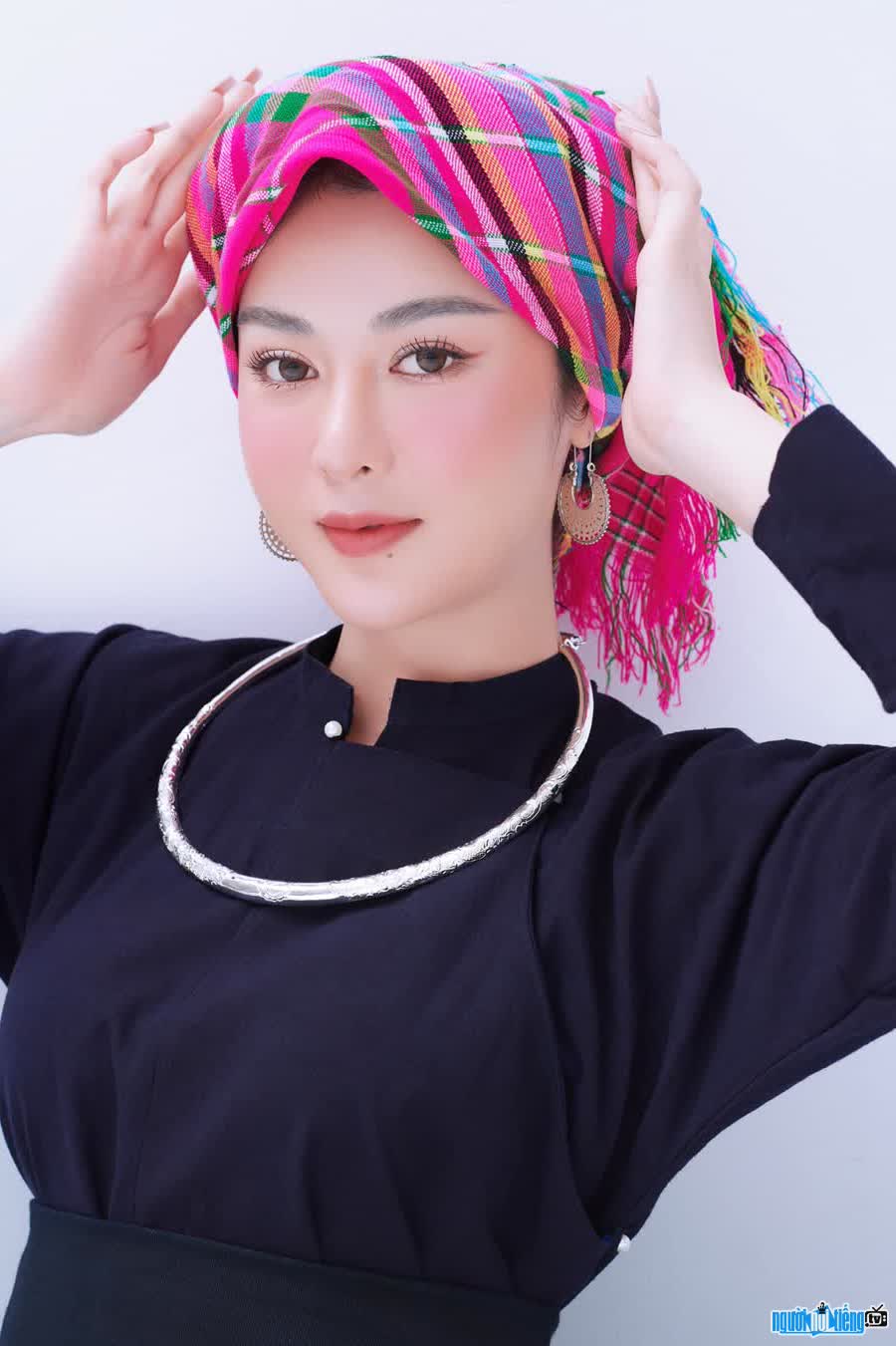 Hình ảnh người đẹp Nguyễn Hồng Diễm trong bộ trang phục dân tộc