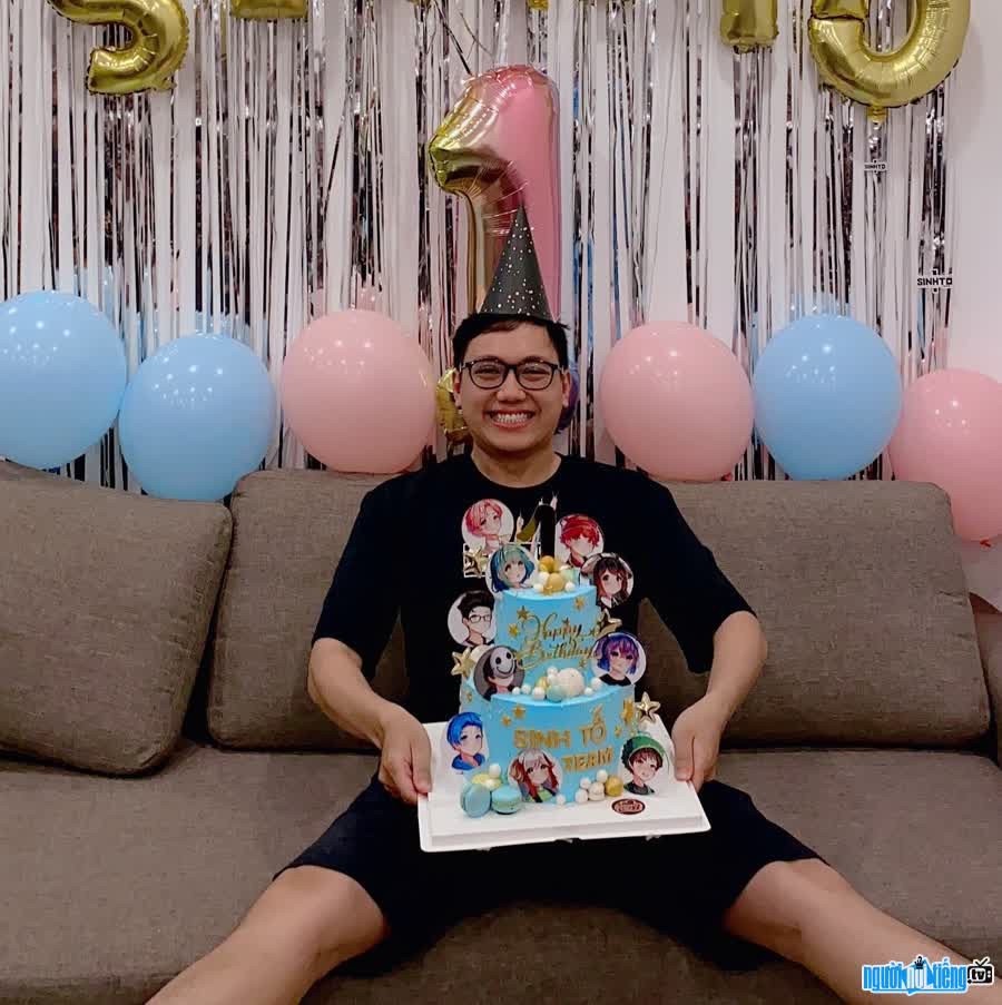 Hình ảnh youtuber Sơn Đù trong buổi sinh nhật Sinh Tố Team