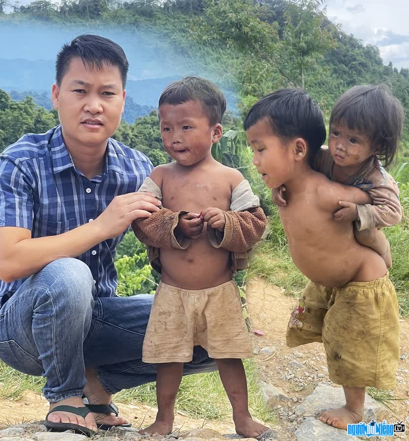 Youtuber Hà Huy Khánh giúp đỡ những em bé vùng cao