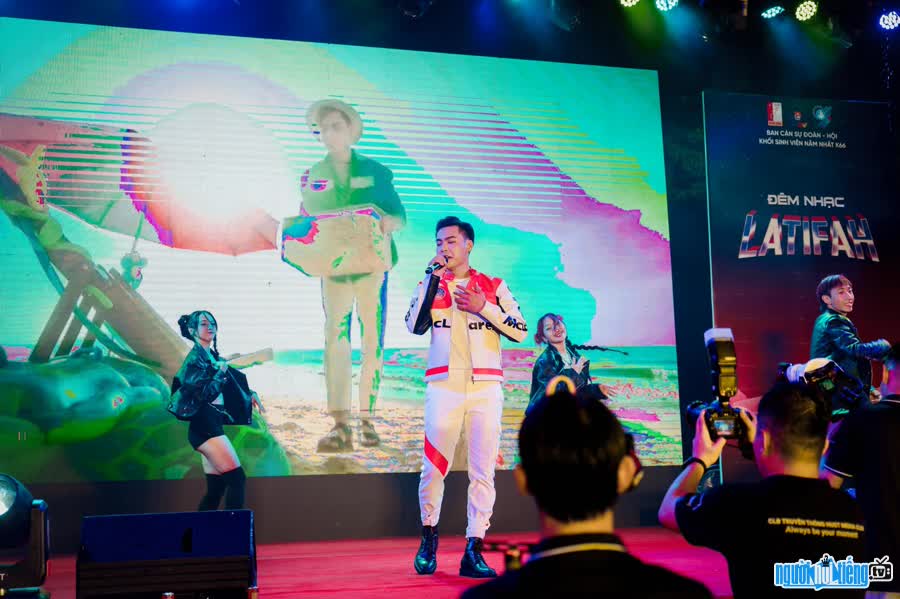 Hình ảnh ca sĩ Mr. B đang biểu diễn trên sân khấu