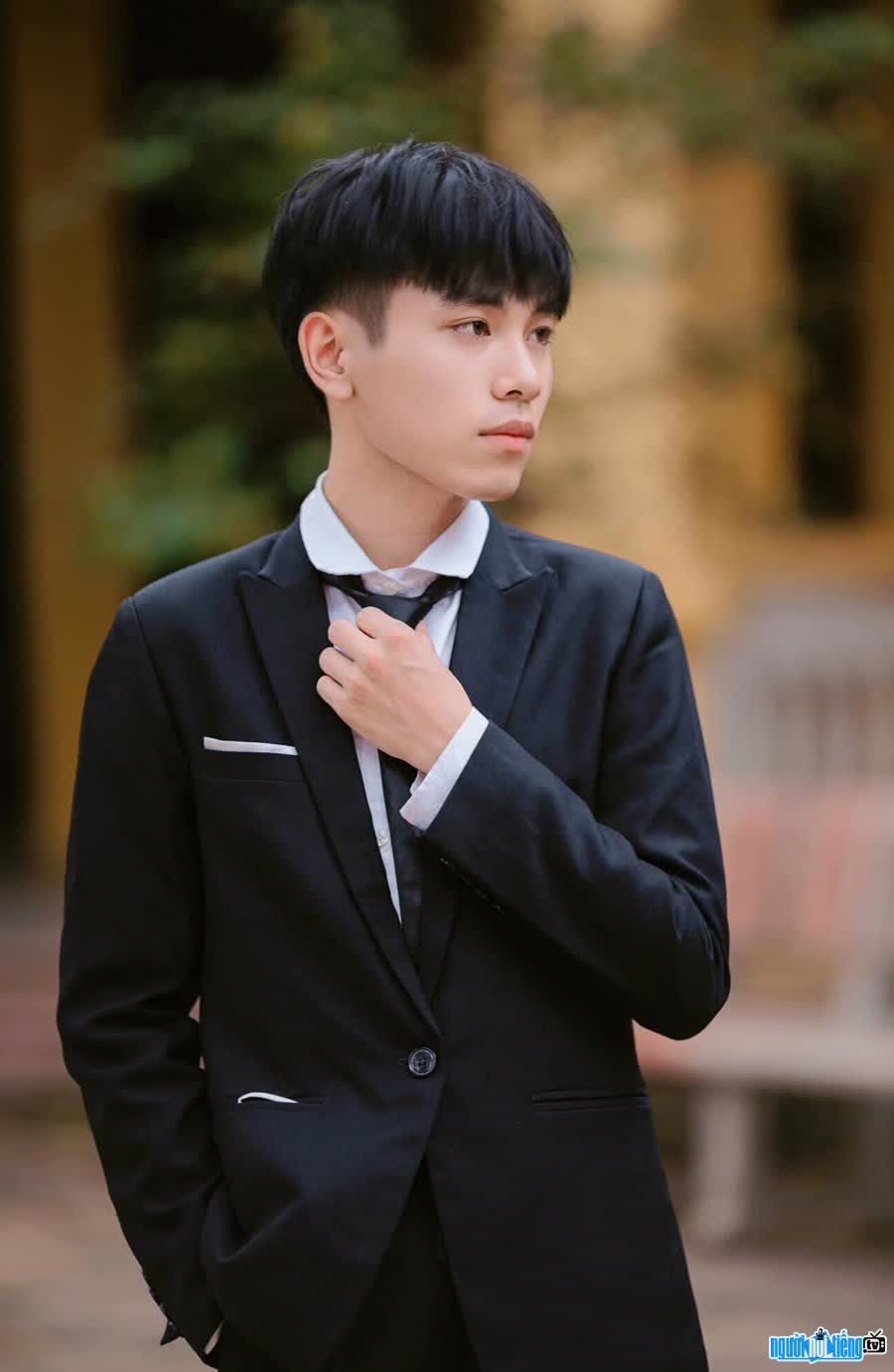 Van Sy has a handsome look