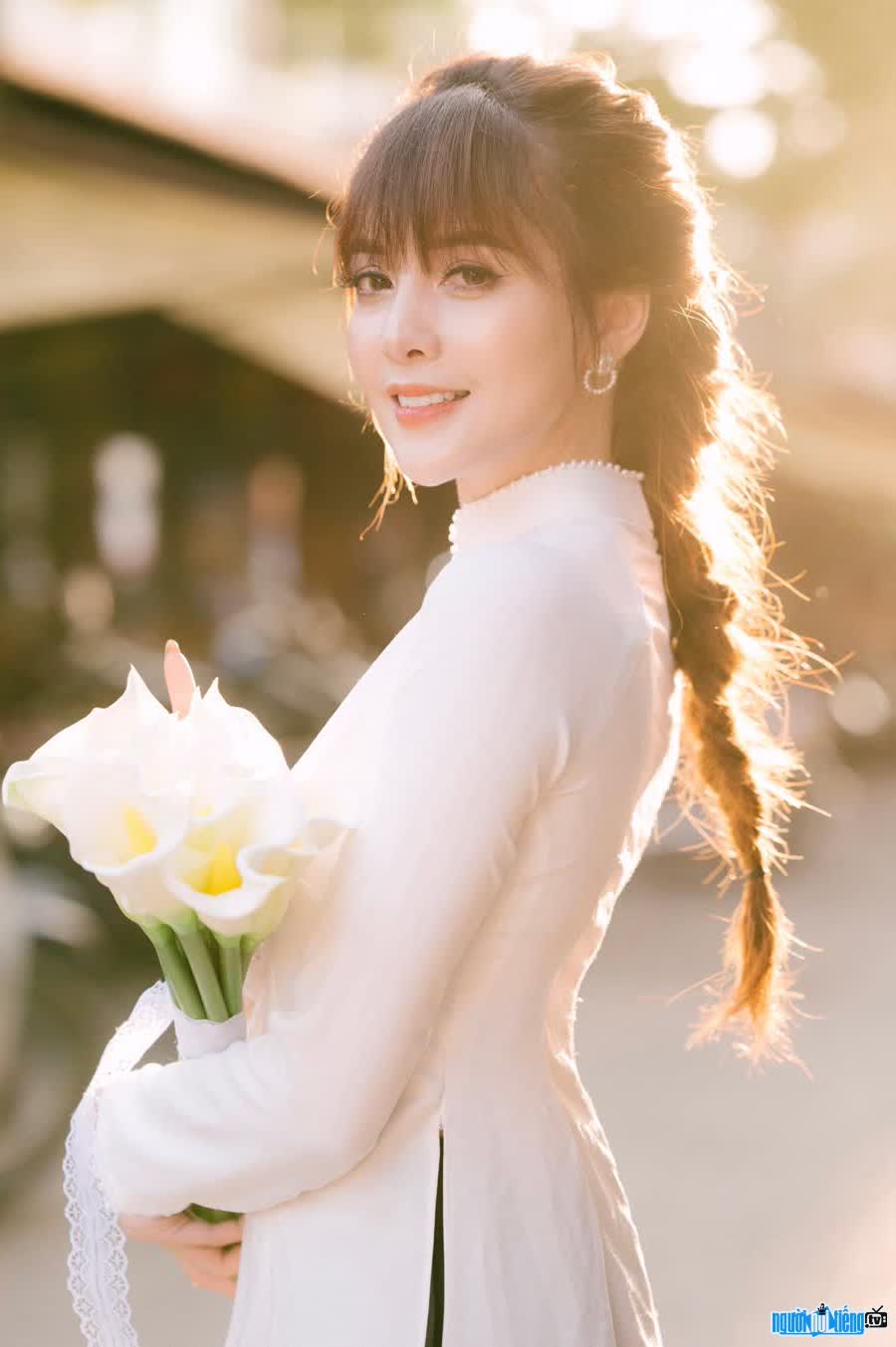 Actor Tran Thu's picture is pure and beautiful when wearing a white ao dai