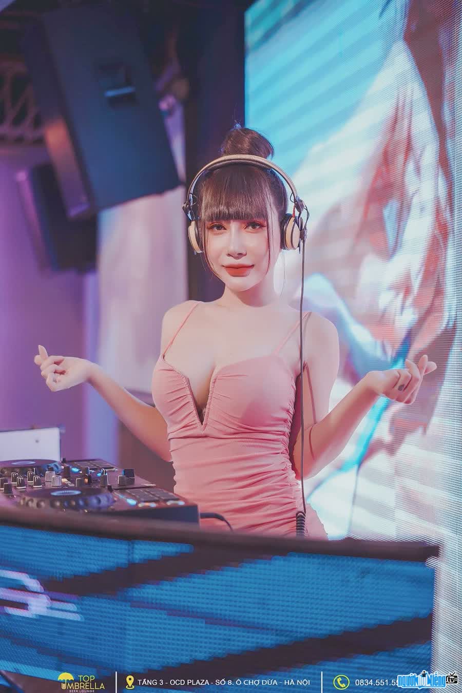 Cô nàng sở hữu khuôn mặt xinh xắn đúng chuẩn ‘búp bê DJ’ cùng với phong cách cá tính quyến rũ