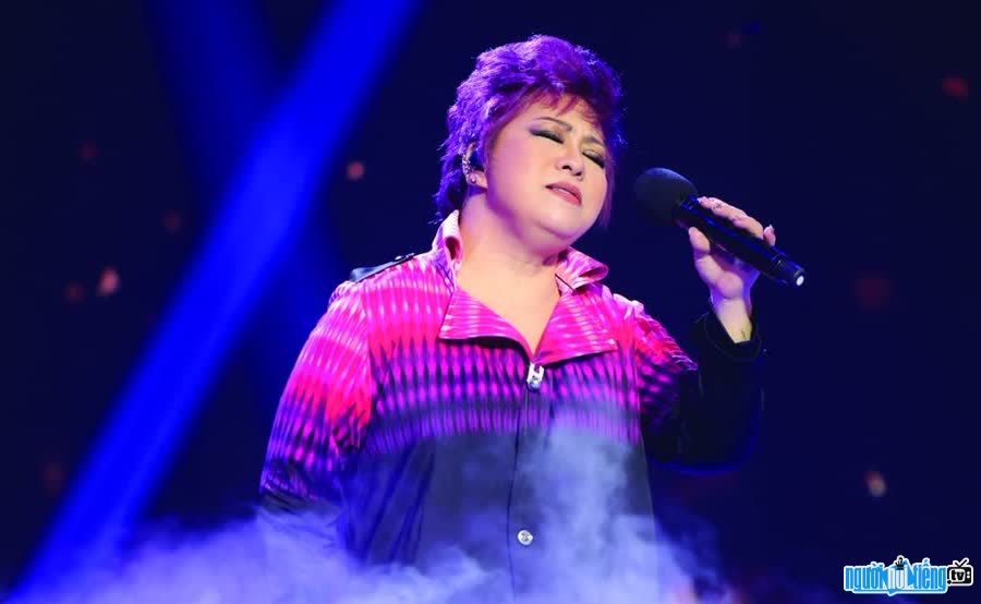 Hình ảnh ca sĩ Hà Lan Phương đang biểu diễn trên sân khấu