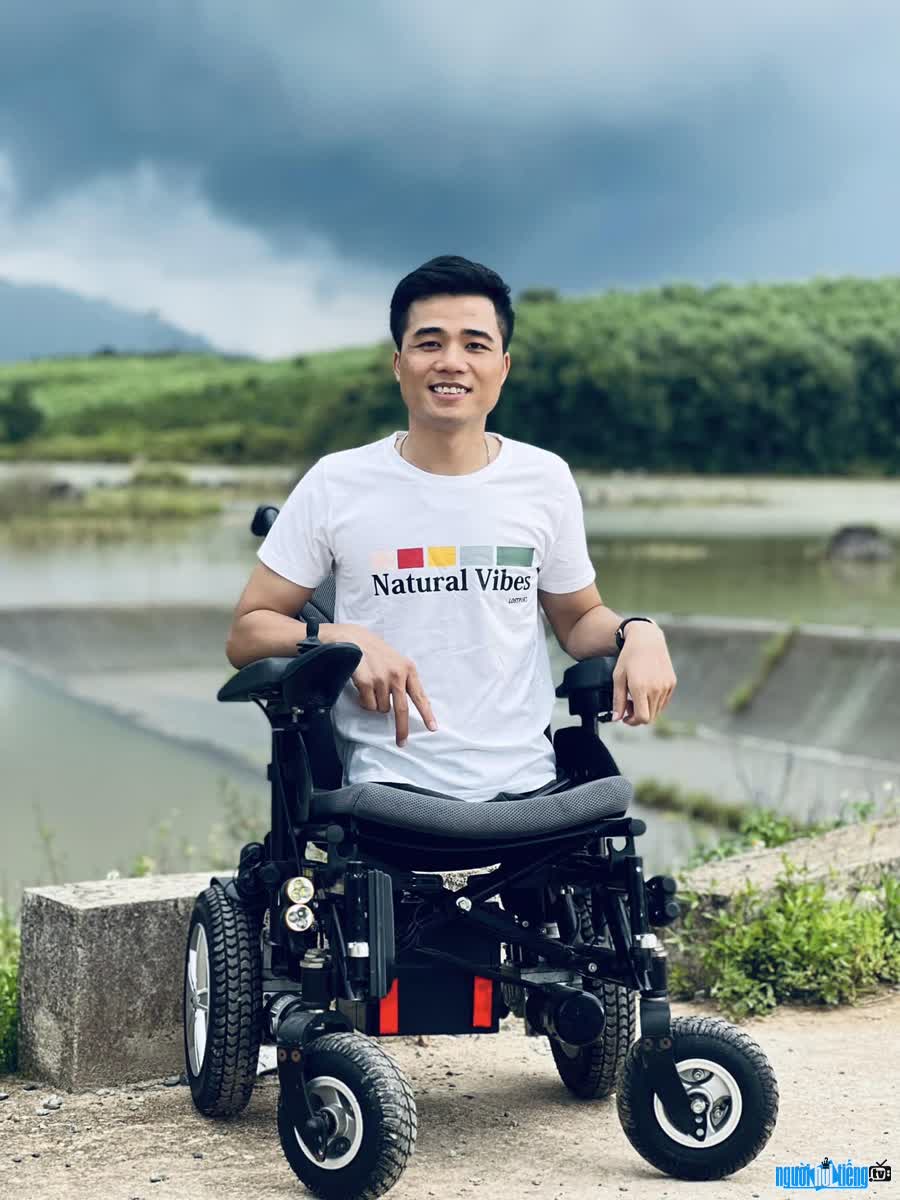 To Dinh Khanh lost his legs due to a strange disease