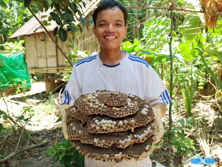 Picture of Tiktoker Alan Brac showing off his feat of picking up his pupae