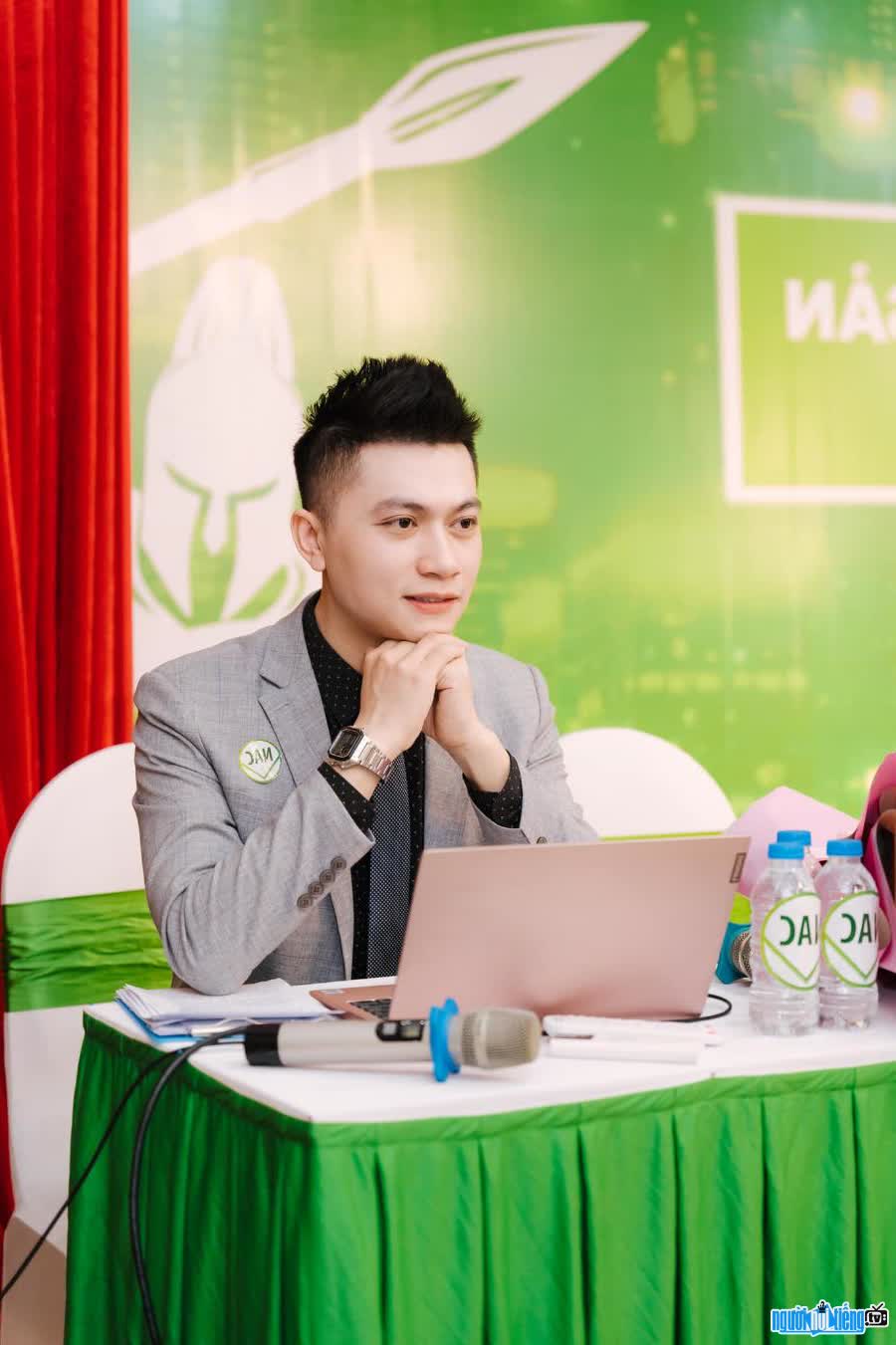 MC Dong Thoai was invited by many large companies to be MC of company events