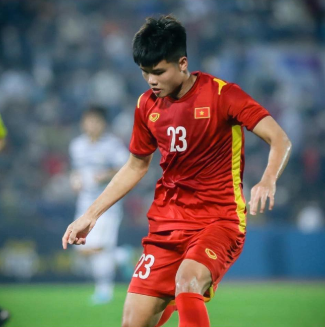 Player Nguyen Van Tung is the emerging striker of the Vietnamese team
