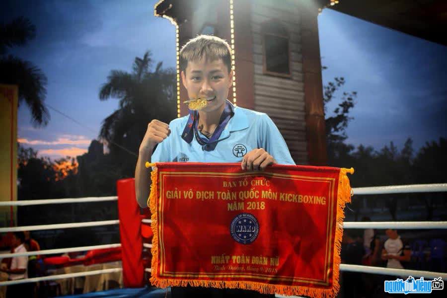 Picture of boxer Bui Yen Ly and gold medal achievements