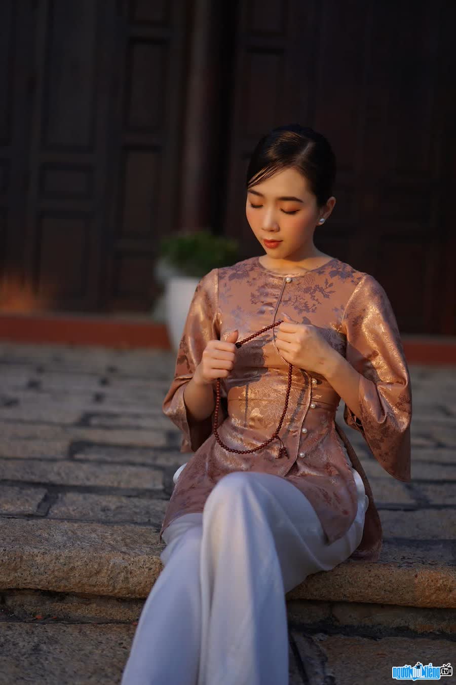  The pure beauty of Xinh Lan in an antique dress