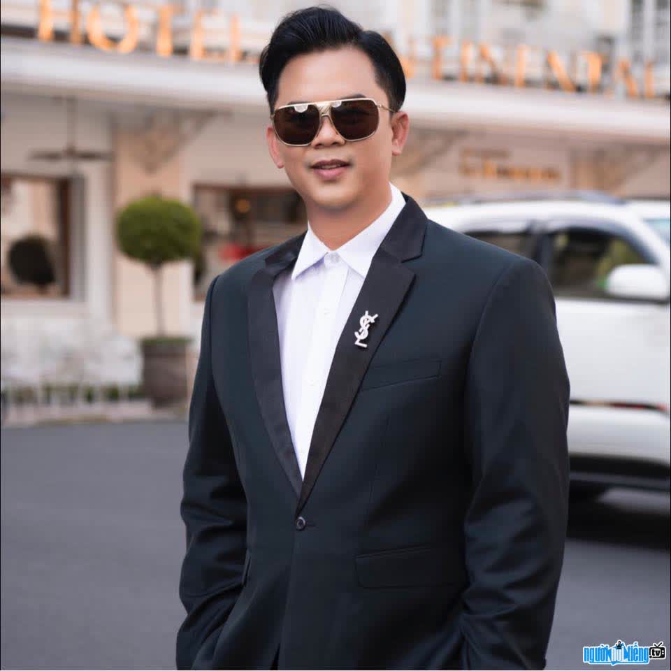 Singer Le Quoc Khang possesses a handsome appearance