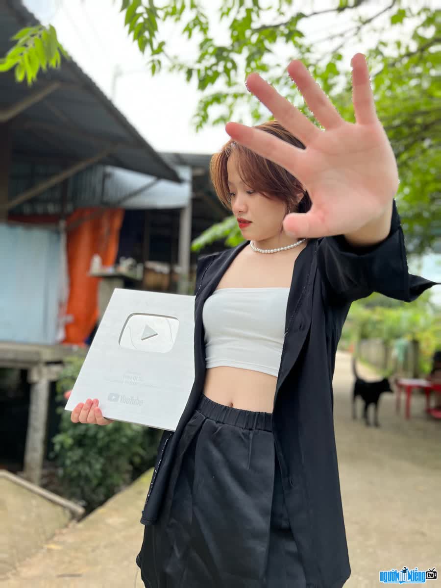 Mong Tuyen successfully owns a Youtube silver button