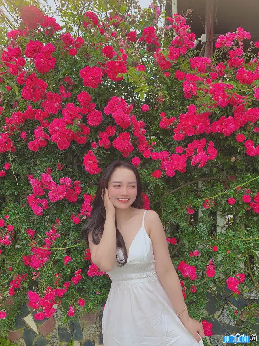 Image of Bigo Idol Nguyen Phuong Thuy with flowers